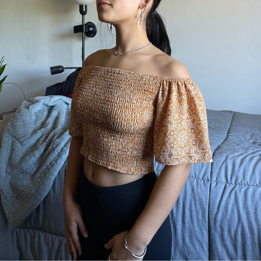 Off the shoulder crop top. Perfect for a lunch date.